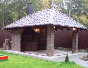 Беседка из кирпича с барбекю
